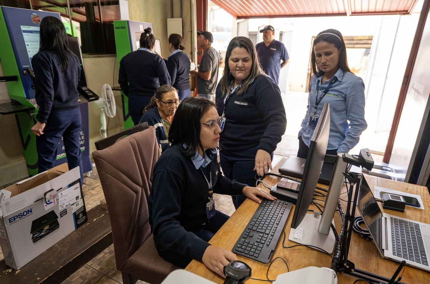 Centro de serviços reúne órgãos para ajudar vítimas de tornado no Paraná