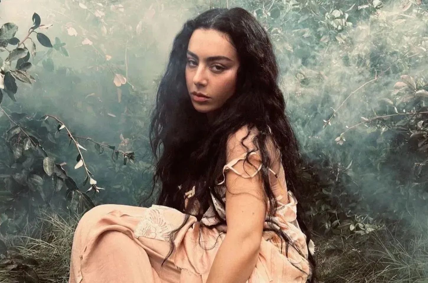 Charli XCX lança trilha sonora para nova adaptação de 'O Morro dos Ventos Uivantes'