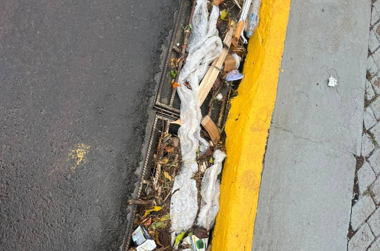 Chuva forte causa alagamentos em Apucarana; lixo nas ruas é apontado como causa