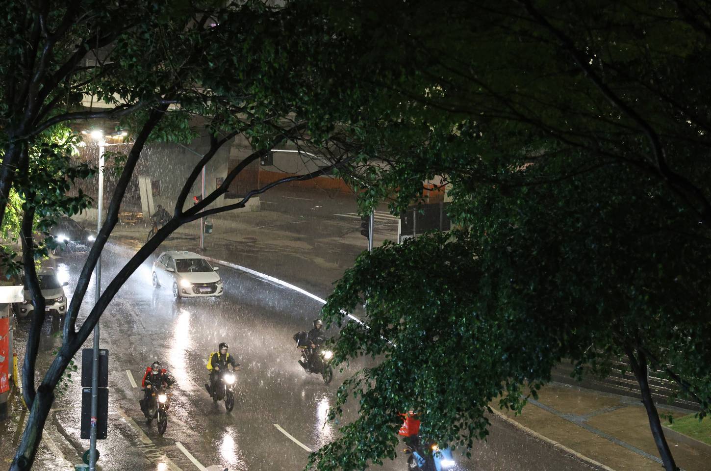 Chuva forte e ventos causam alagamentos e falta de energia em São Paulo