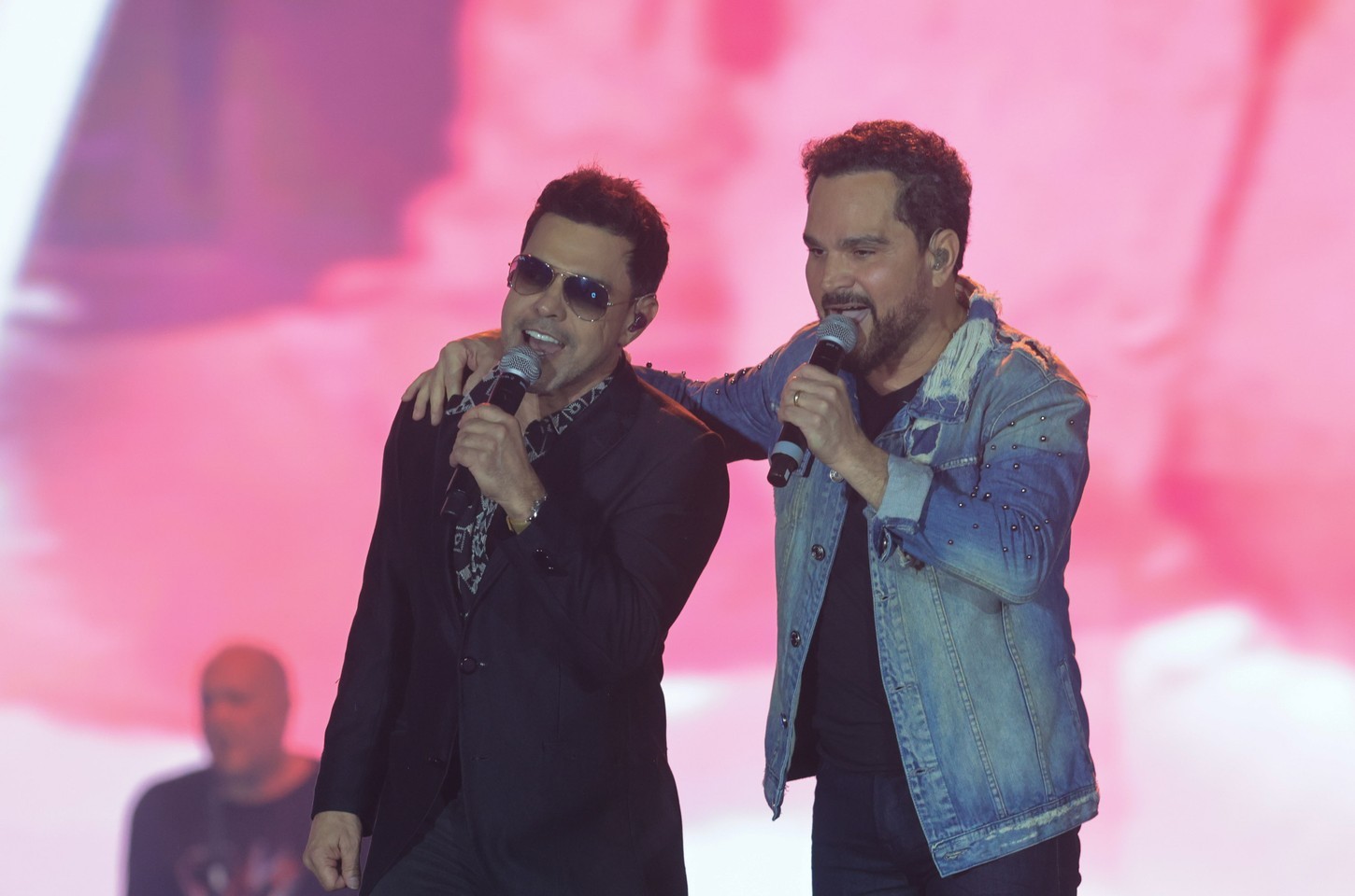 Chuva não afasta fãs de Zezé Di Camargo & Luciano no Verão Maior Paraná