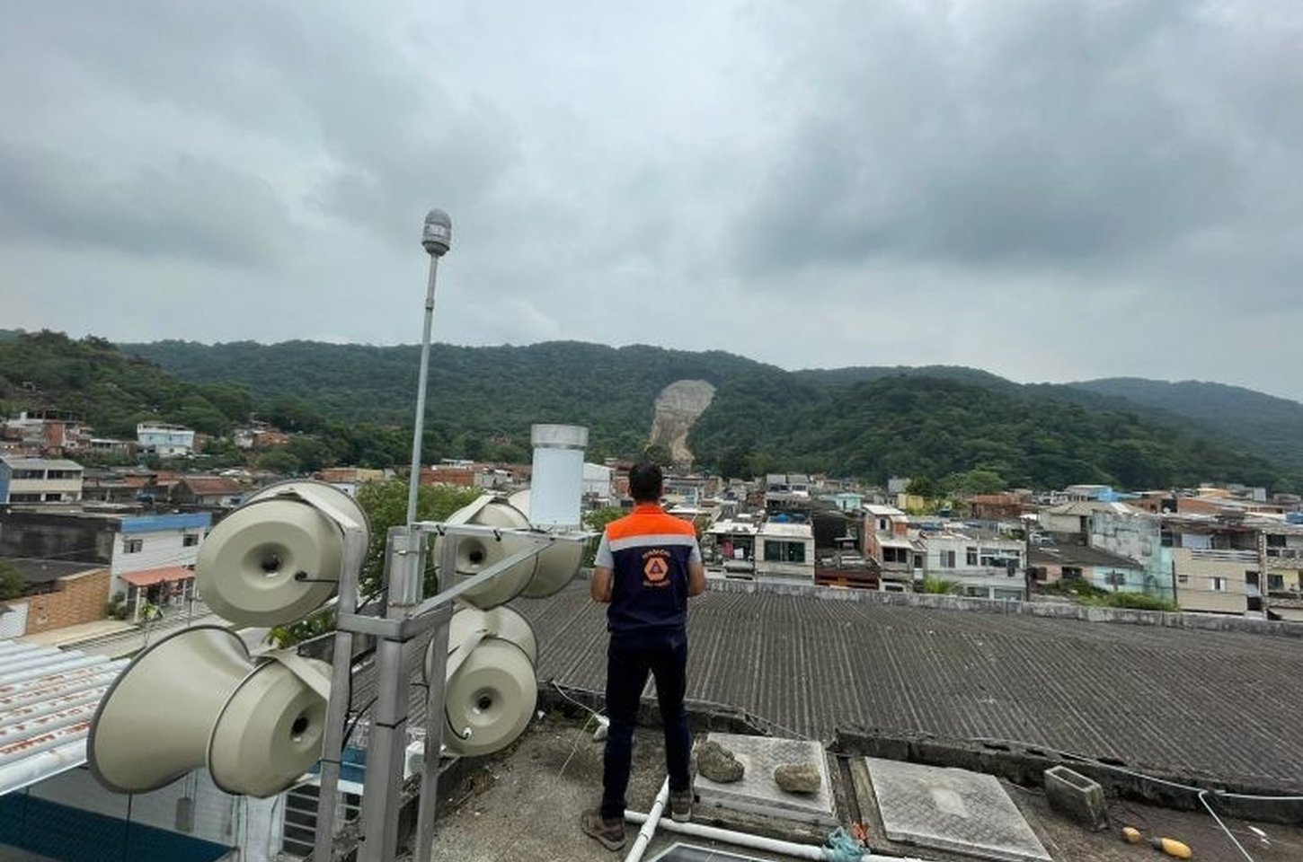 Chuvas intensas no Guarujá disparam alertas extremos da Defesa Civil