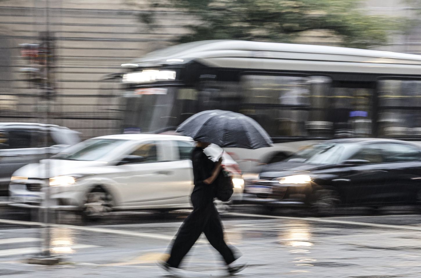 Chuvas intensas no litoral paulista causam alagamentos e interdições