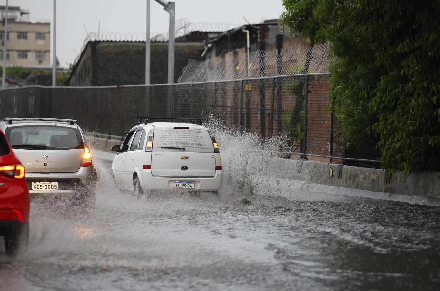 Chuvas intensas no Rio de Janeiro disparam alertas e mobilizam bombeiros
