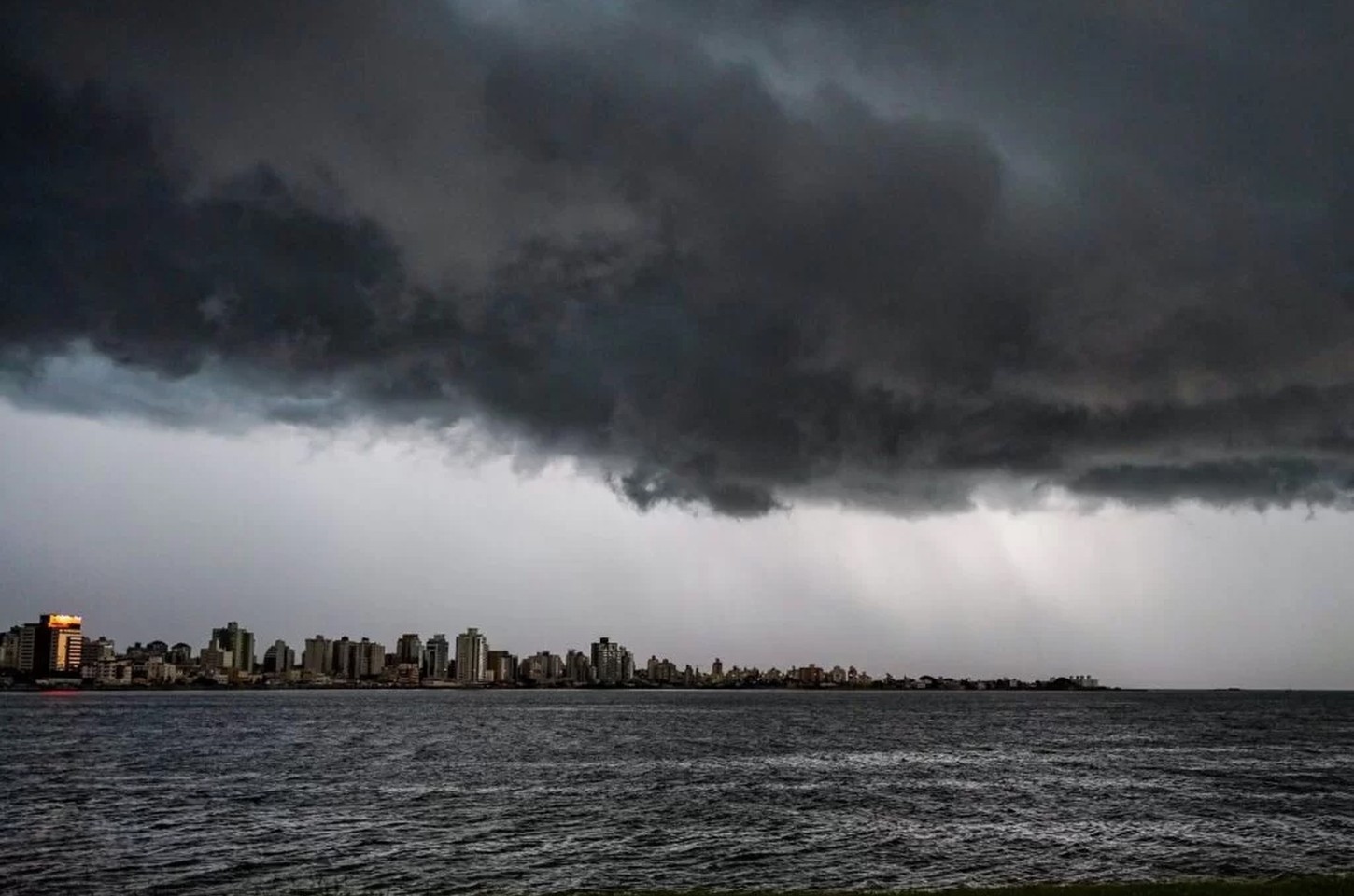 Ciclone extratropical provoca temporais e ventos fortes em Santa Catarina