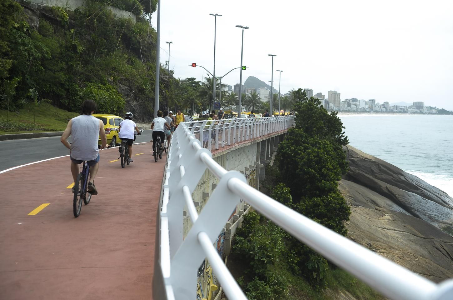 Ciclovia Tim Maia é fechada no Rio após ondas ultrapassarem 2 metros