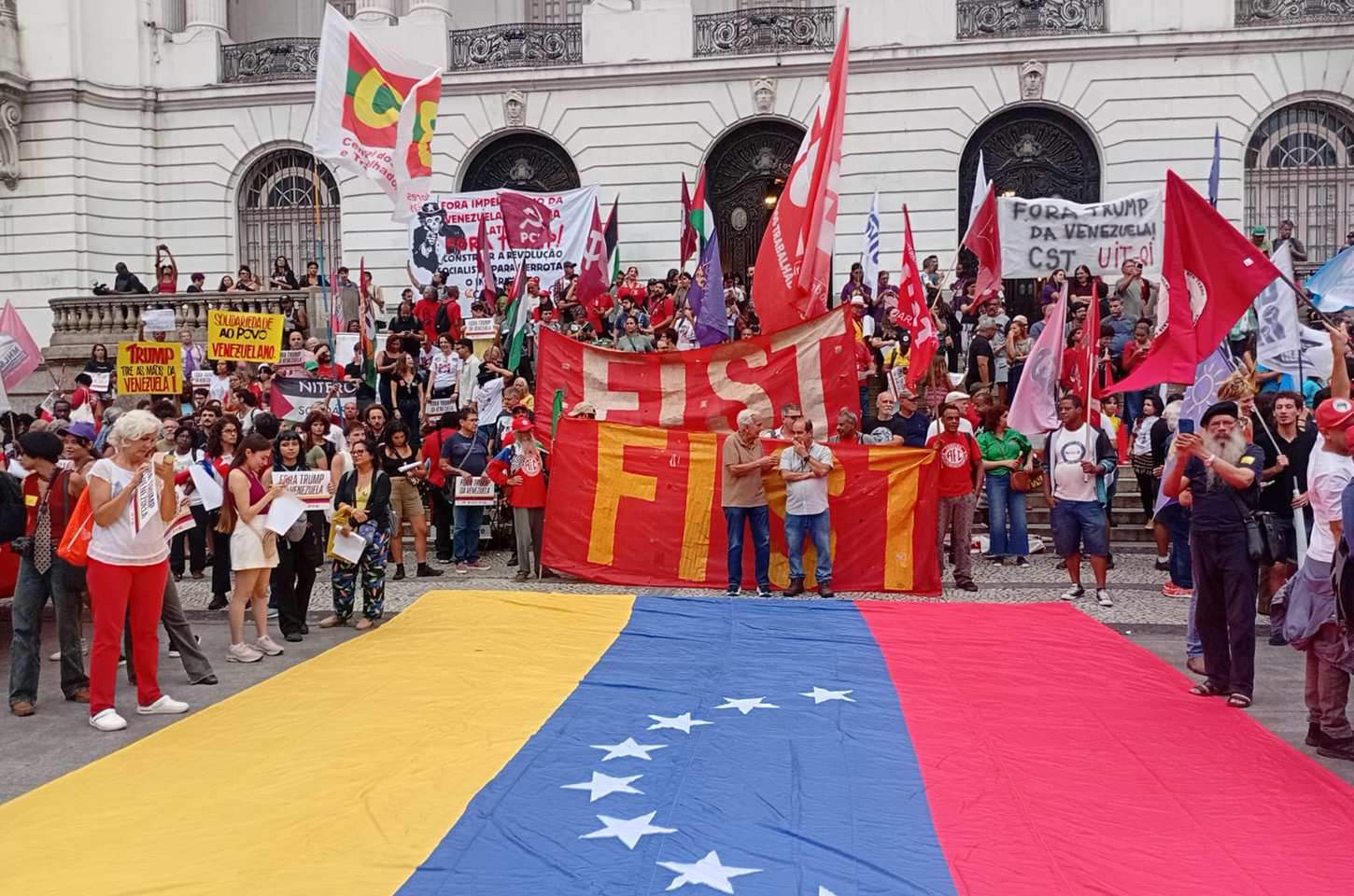 Cinelândia recebe protesto contra sequestro de Maduro por tropas dos EUA