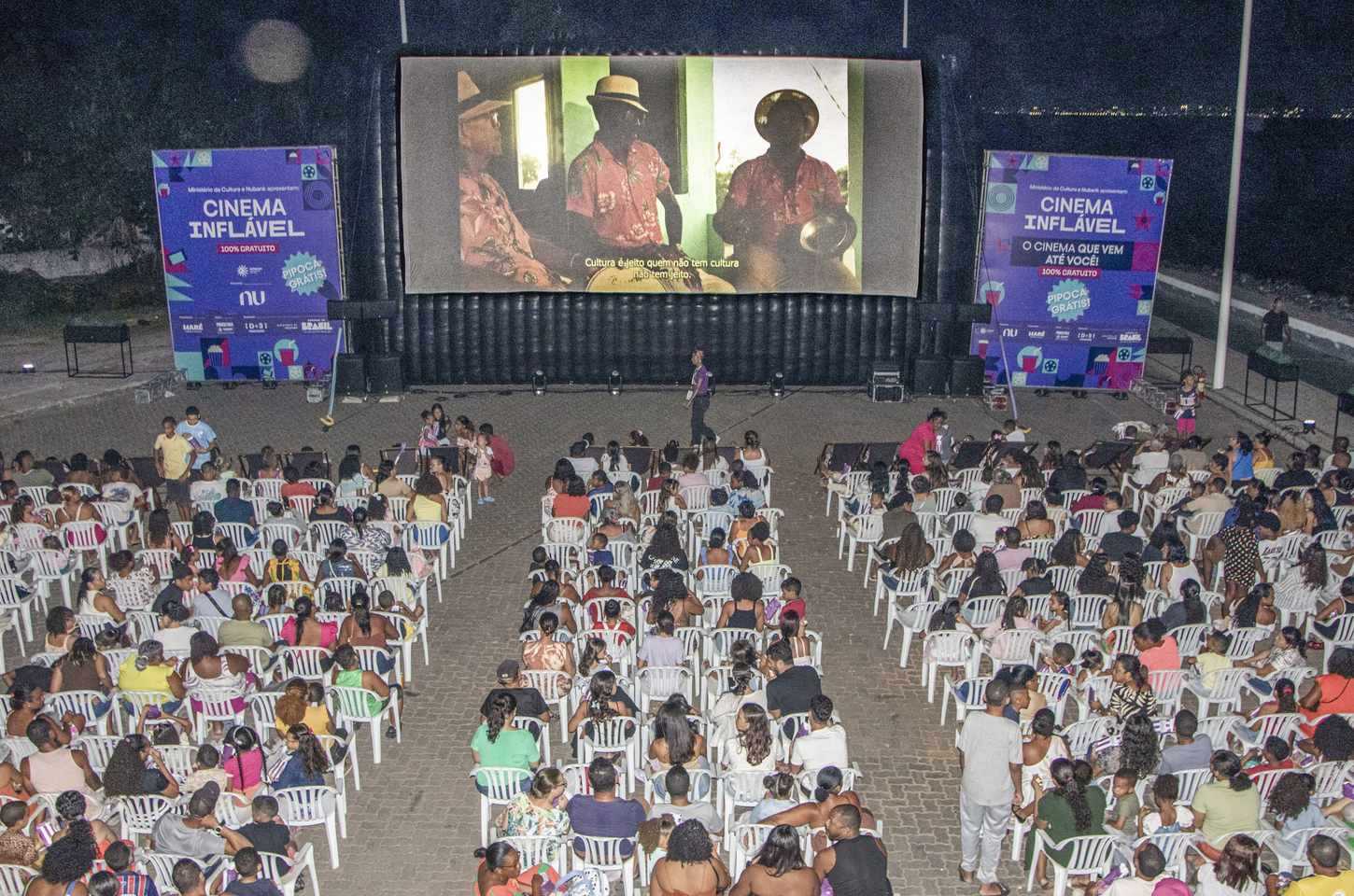Cinema inflável leva sessões gratuitas a Tanguá, no Rio