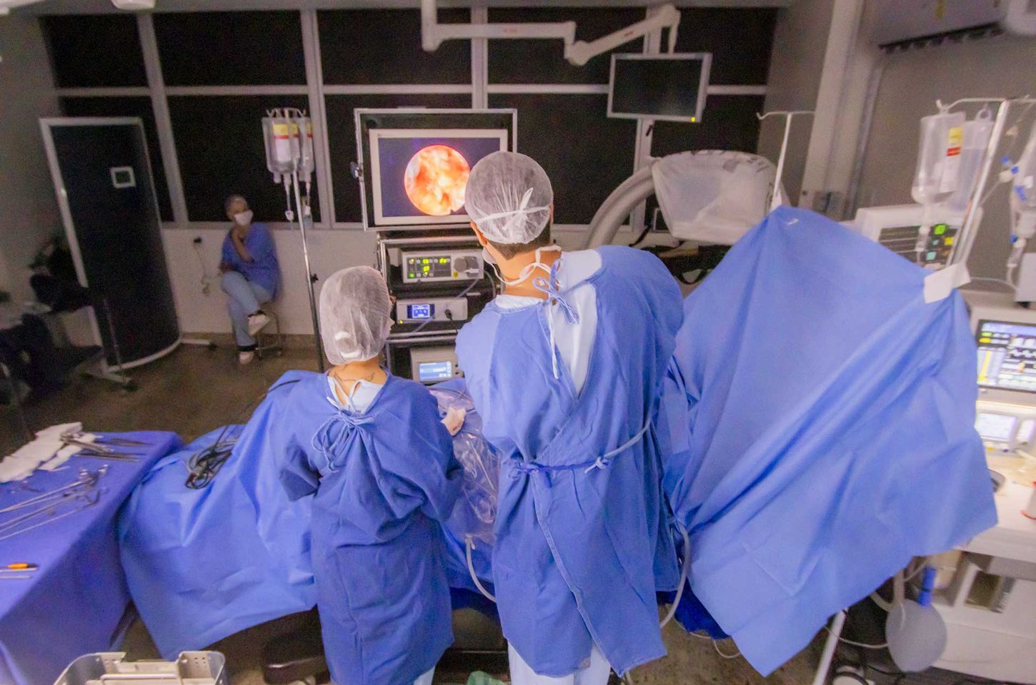 Cirurgia endoscópica de coluna chega ao SUS no Paraná