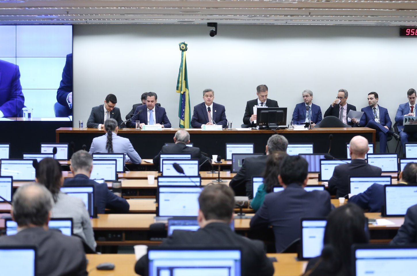 CMO aprova orçamento de 2026 com despesas de R$ 6,5 trilhões