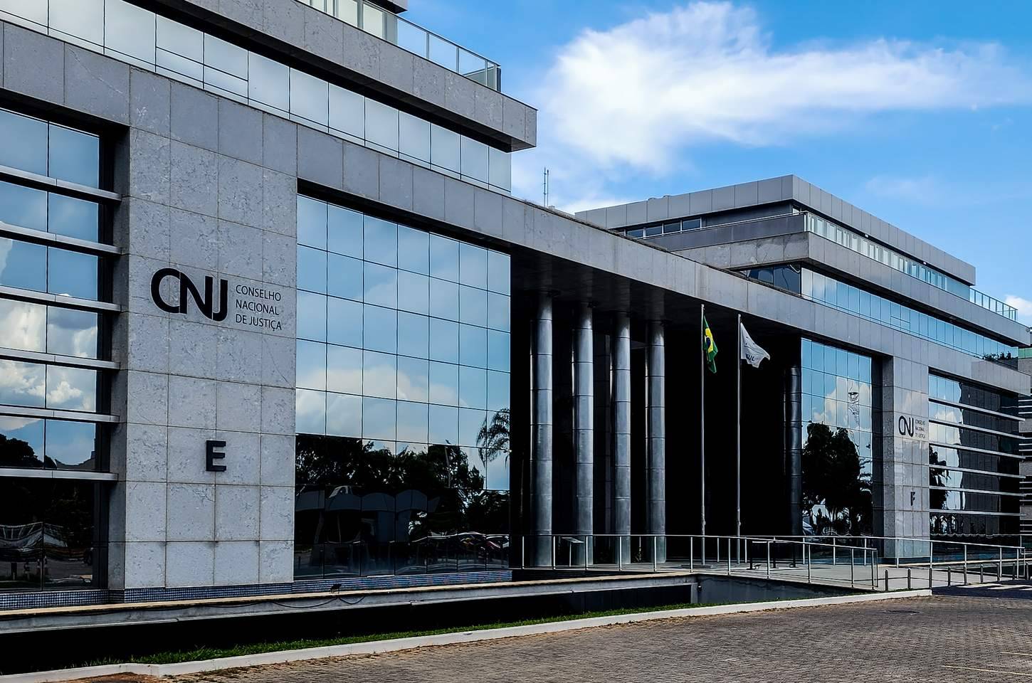 CNJ e CNMP regulamentam penduricalhos, mas mantêm auxílios questionados