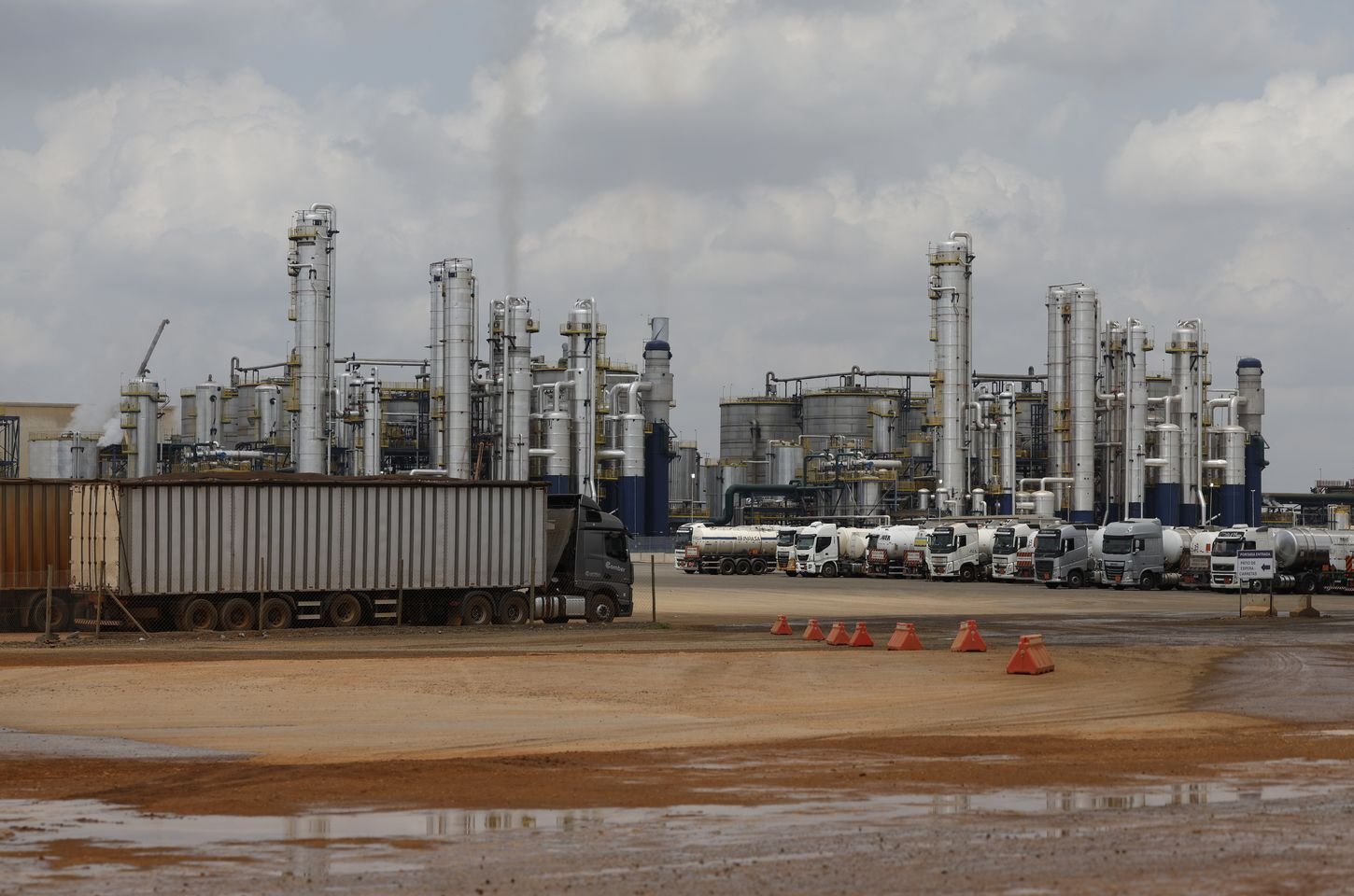 Conferência na Colômbia debate transição global para longe dos combustíveis fósseis