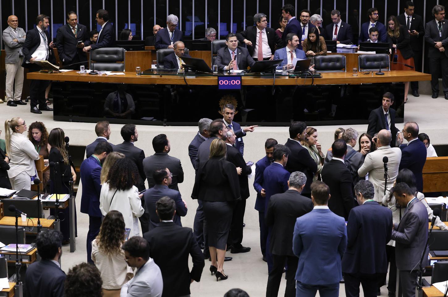 Congresso aprova LDO de 2026 com superávit previsto e regras para emendas