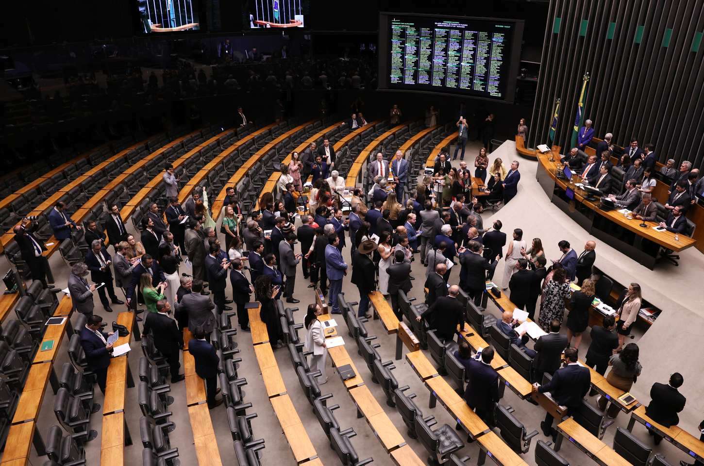 Congresso derruba veto de Lula e reduz pena de golpistas do 8 de janeiro