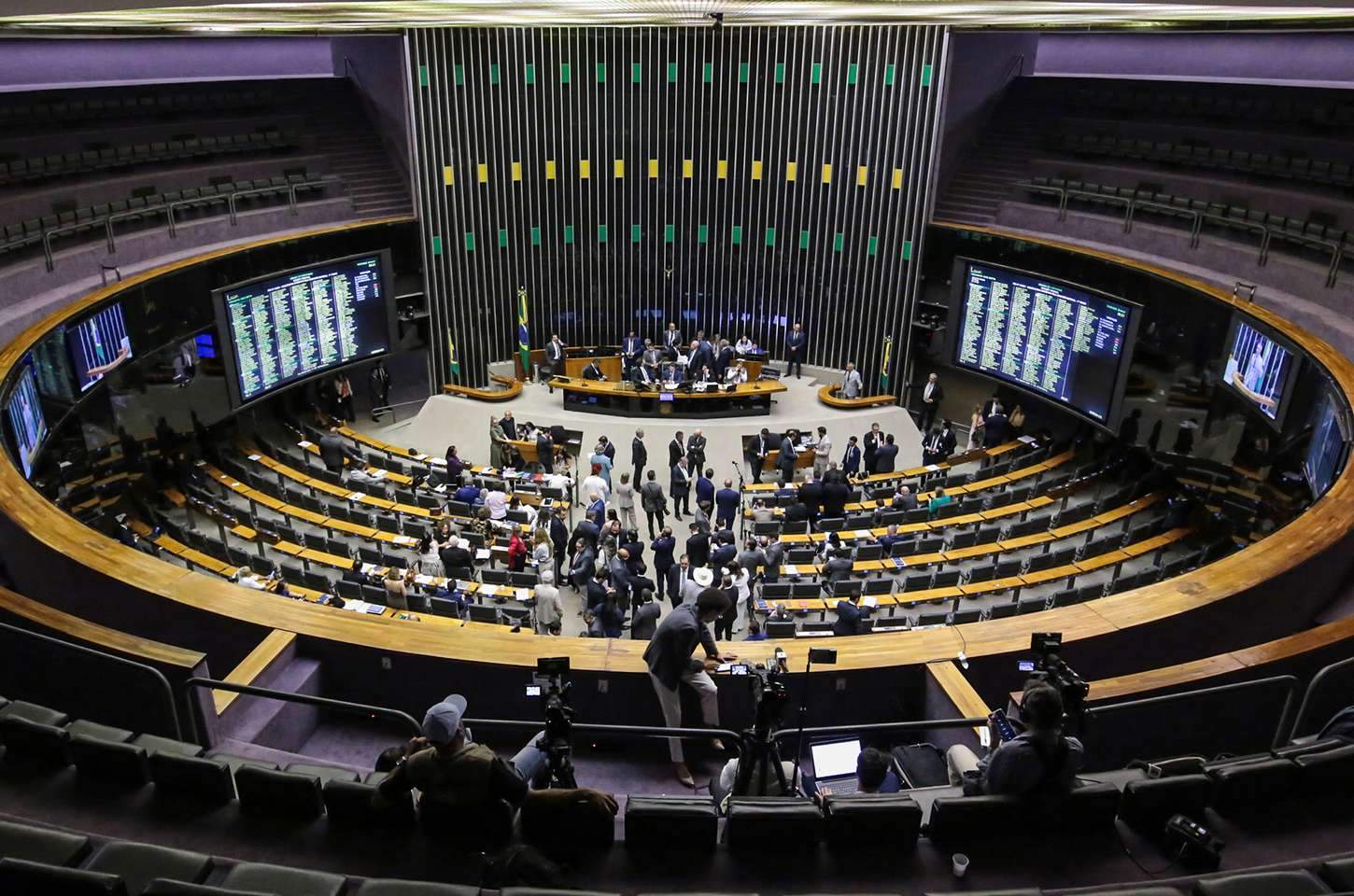 Congresso tem semana decisiva com isenção de IPVA e debates sobre segurança