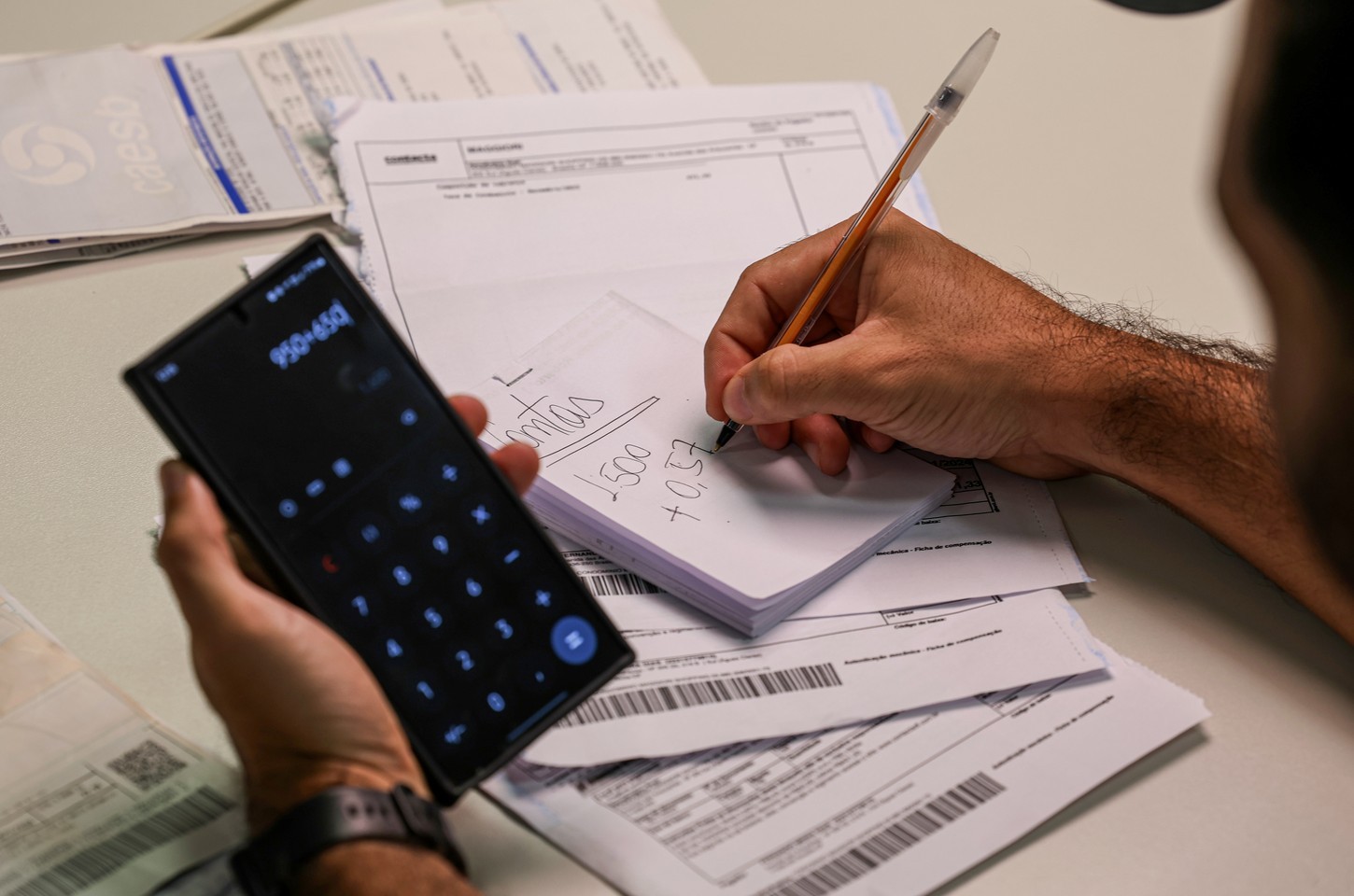 Contas públicas fecham fevereiro no vermelho, mas déficit recua