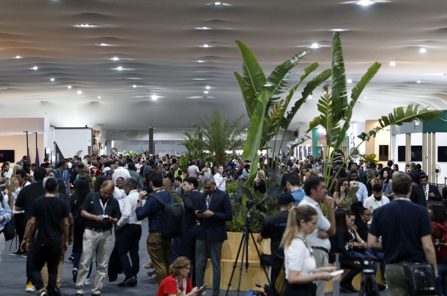 COP30 se estende sem acordo sobre combustíveis fósseis