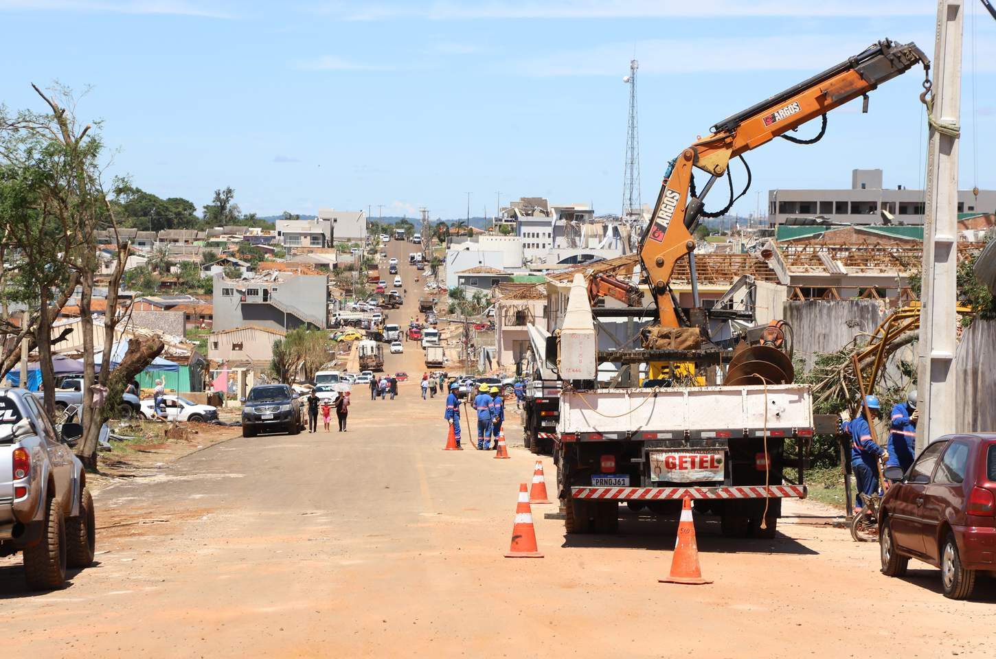 Copel e Sanepar trabalham para restabelecer serviços após tornado no Paraná