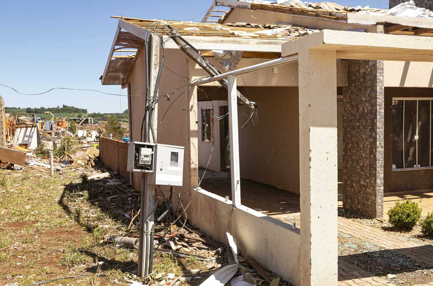Copel inicia reconstrução de postes para religar energia em Rio Bonito do Iguaçu