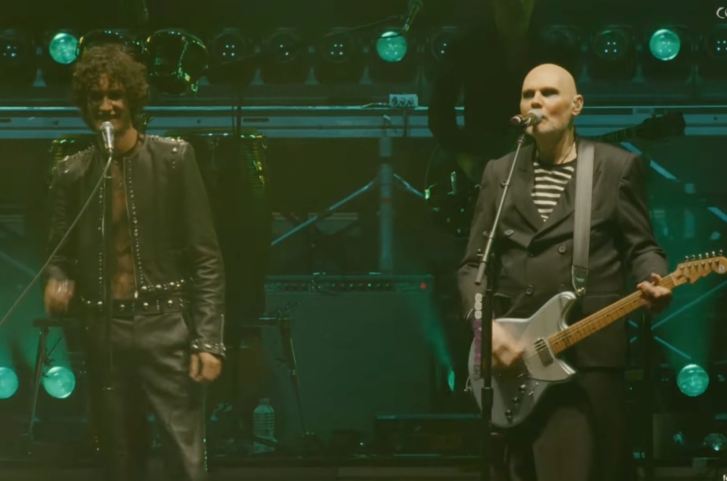 Corgan e Sombr unem gerações no Coachella com hit "1979"