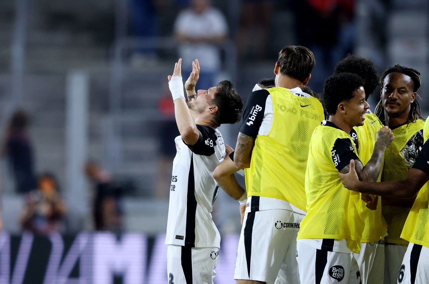 Corinthians vence Athletico-PR fora de casa e sobe na tabela