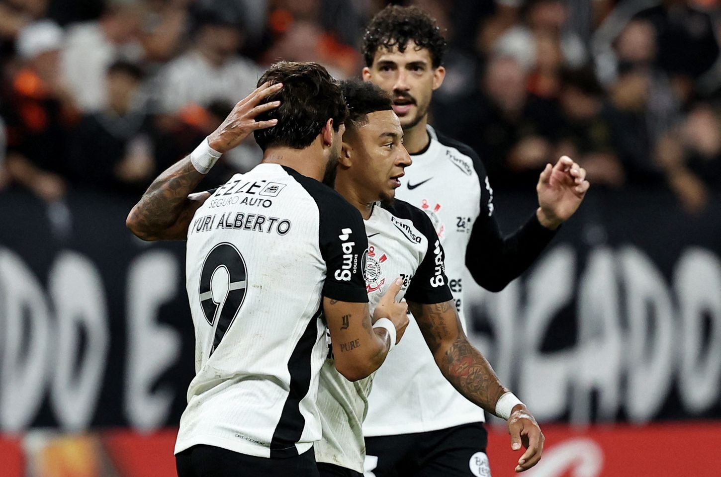 Corinthians vence Peñarol e mantém 100% na Libertadores