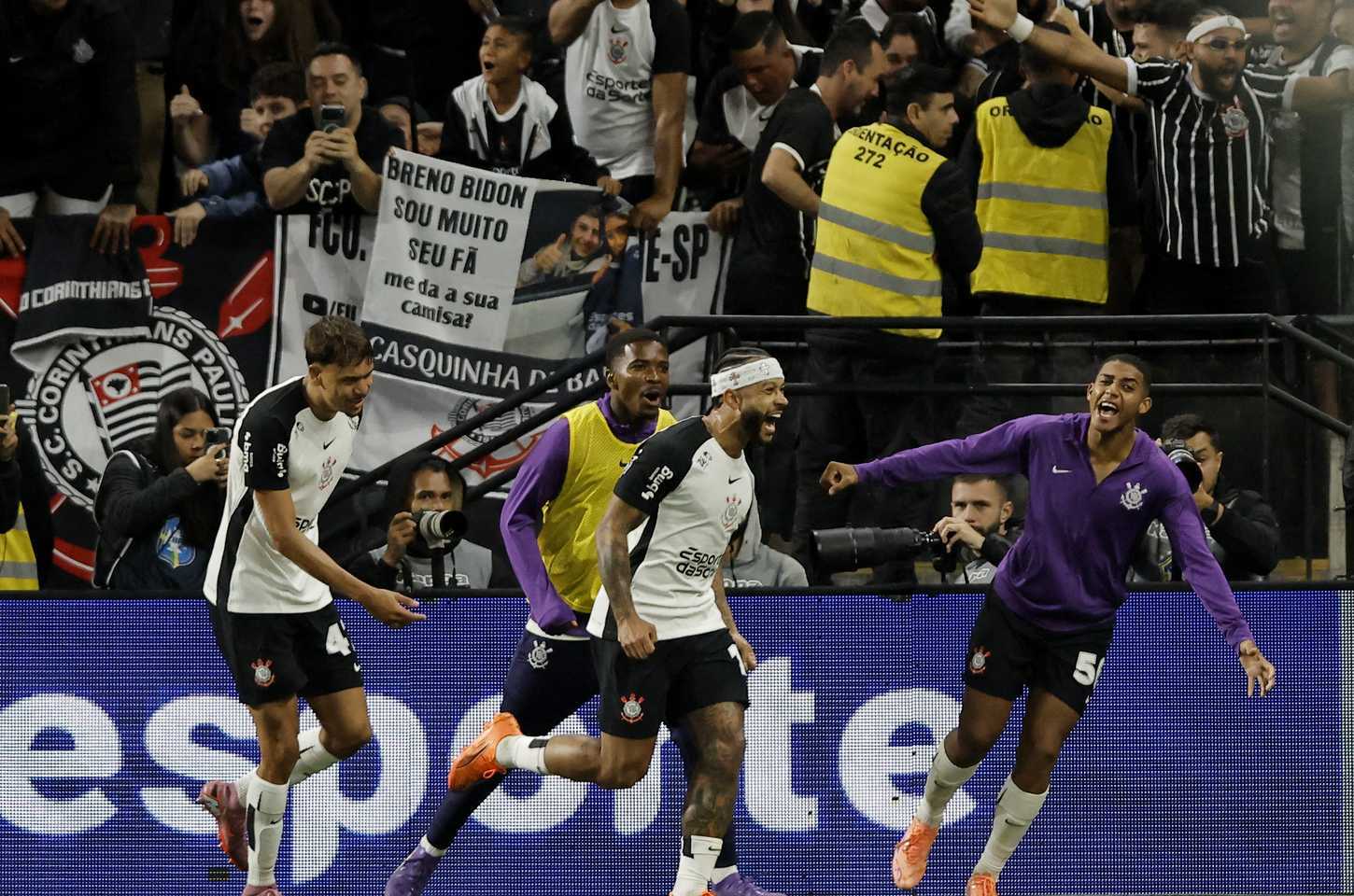 Corinthians vence São Paulo em clássico com brilho de Depay e Yuri Alberto