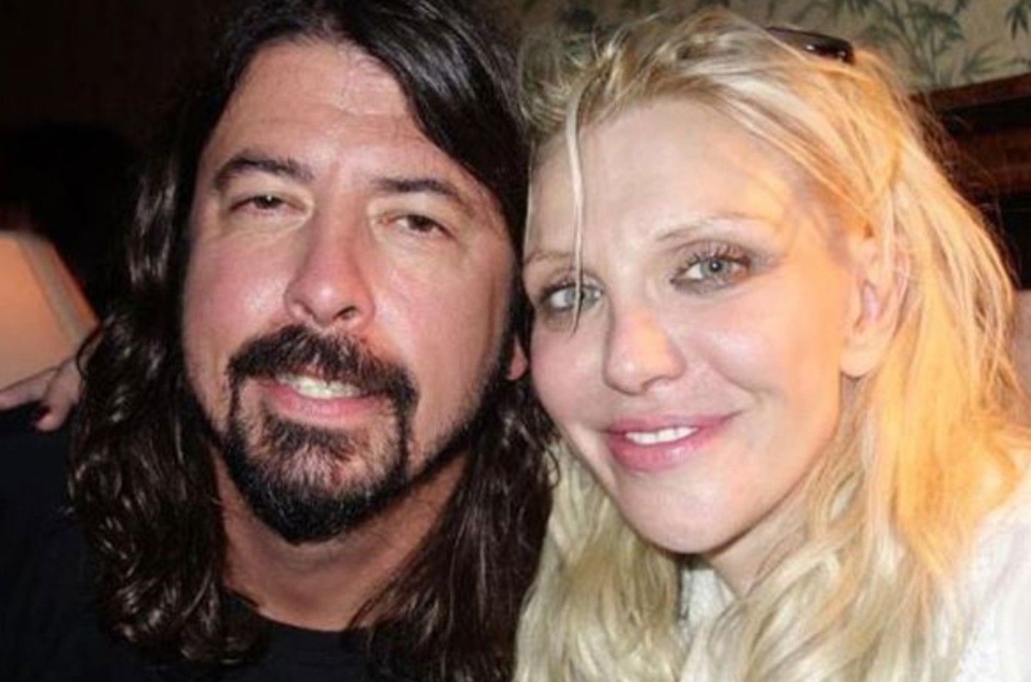 Courtney Love pede que Dave Grohl declare publicamente boa relação