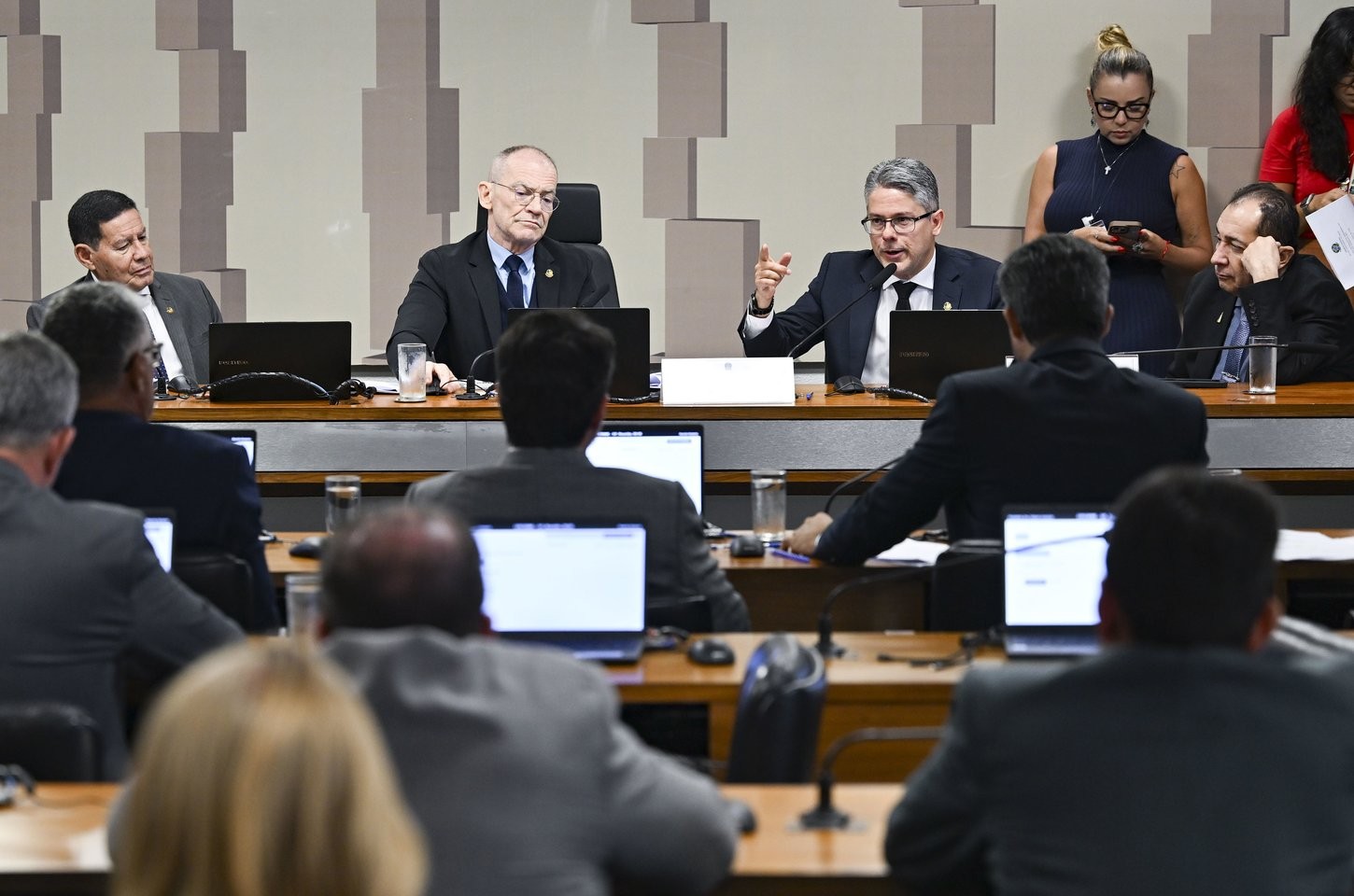 CPI do Crime Organizado aprova investigação sobre beneficiários do Banco Master