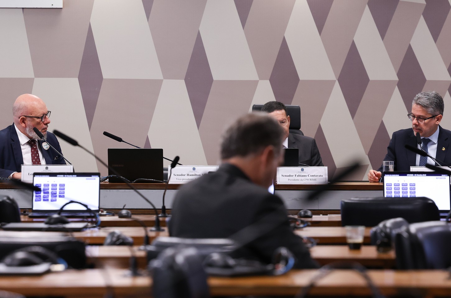 CPI do Crime Organizado convoca ex-governadores Ibaneis e Cláudio Castro