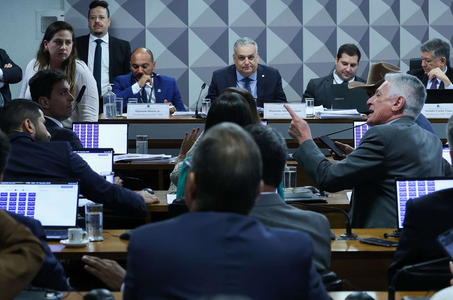 CPMI do INSS aprova 393 requerimentos e pede prisões preventivas