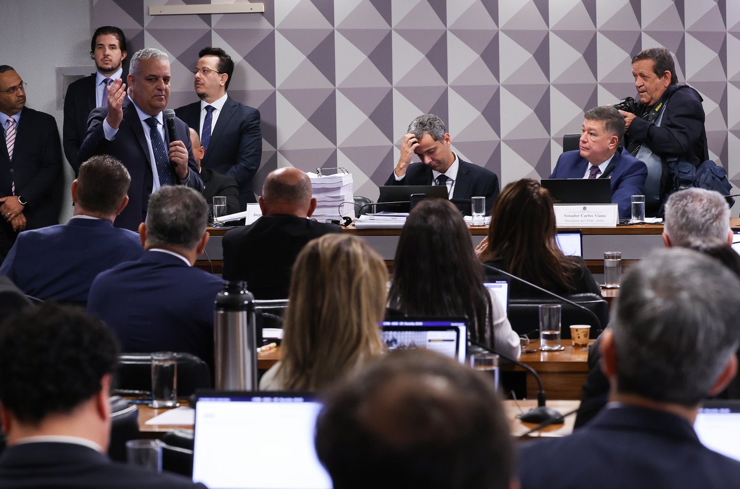 CPMI do INSS termina sem relatório final após rejeição de parecer