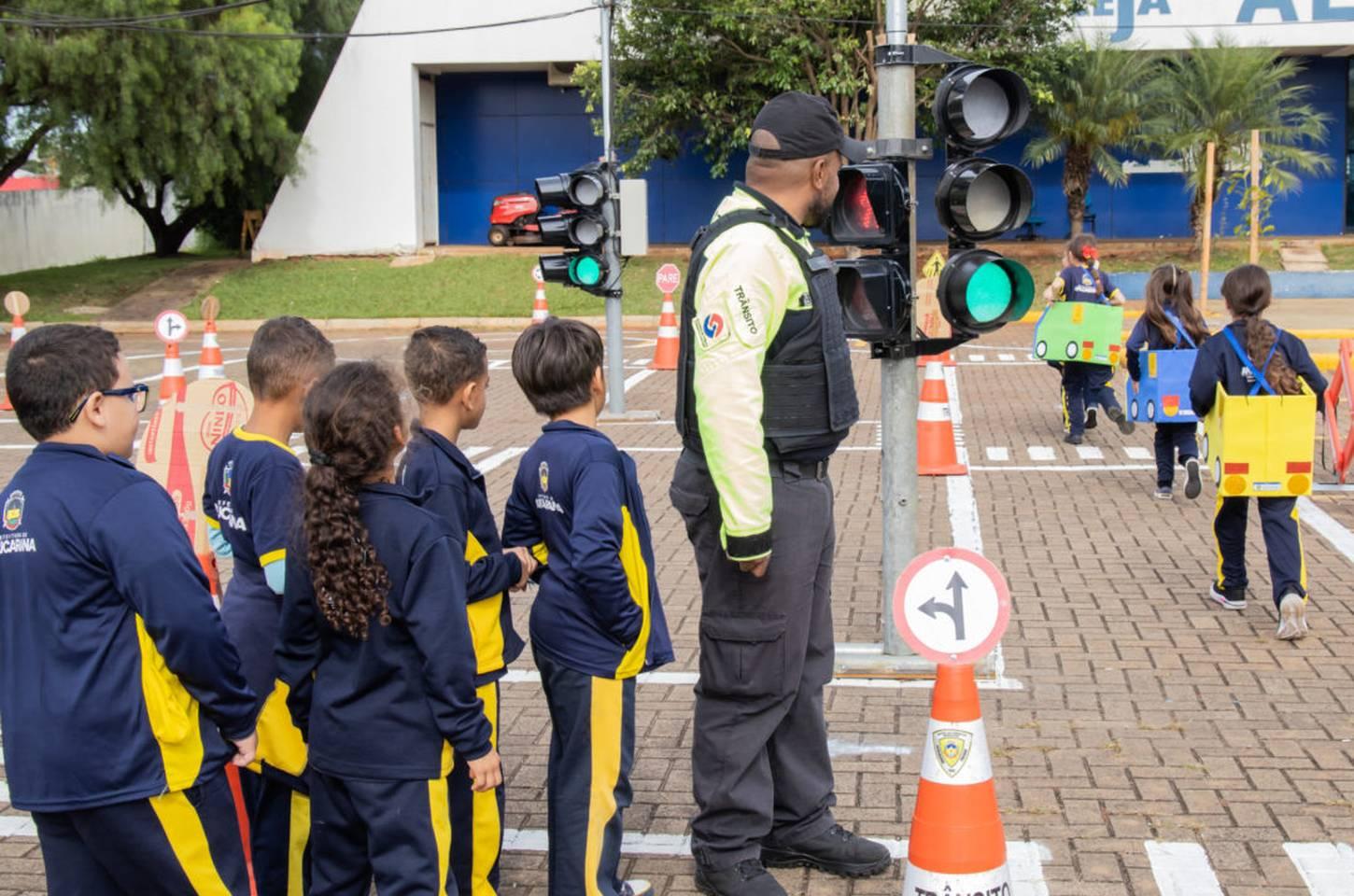Crianças aprendem educação no trânsito em pista simulada no Centro da Juventude