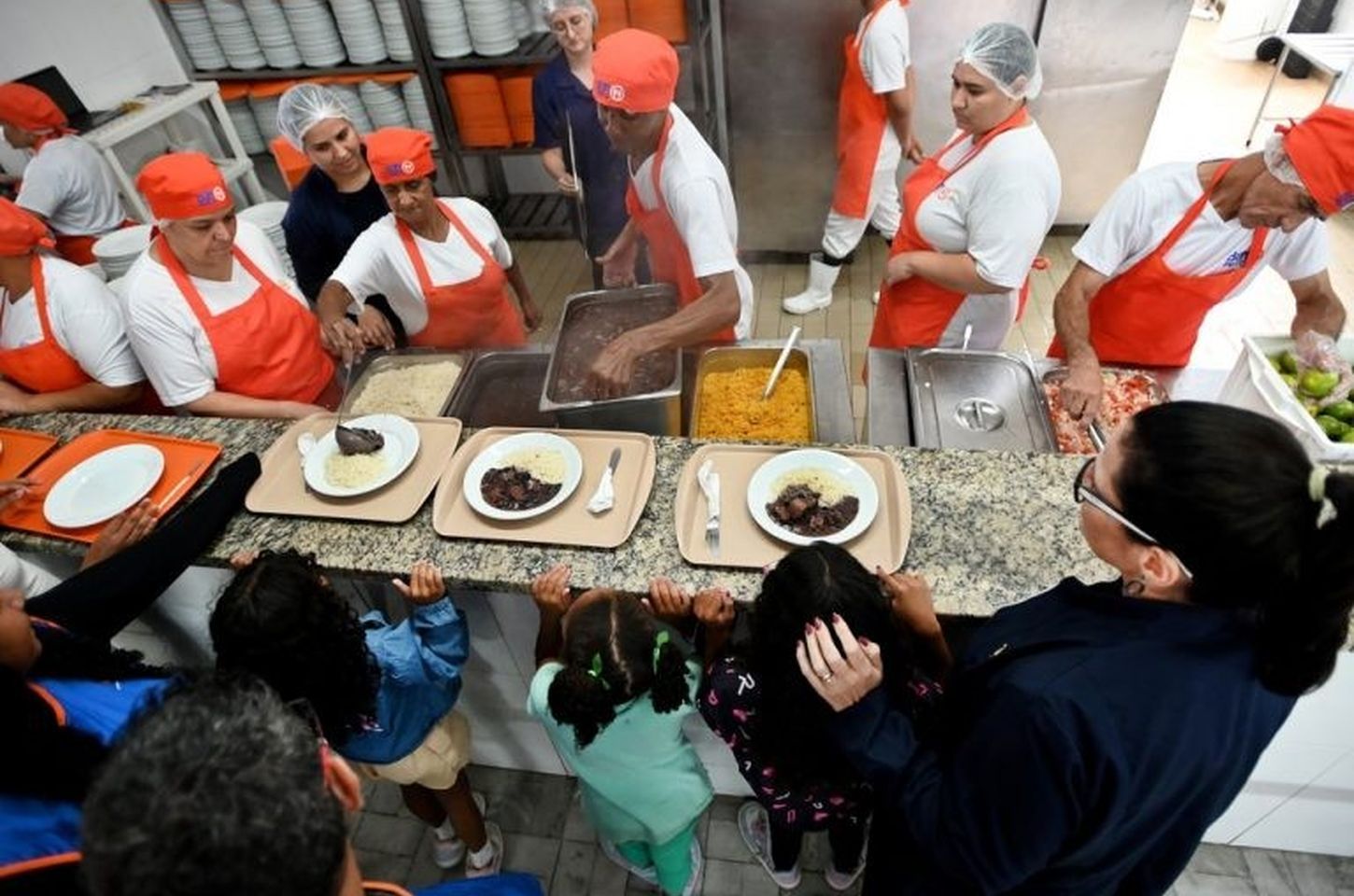 Crianças de Campinas visitam restaurante Bom Prato em atividade educativa