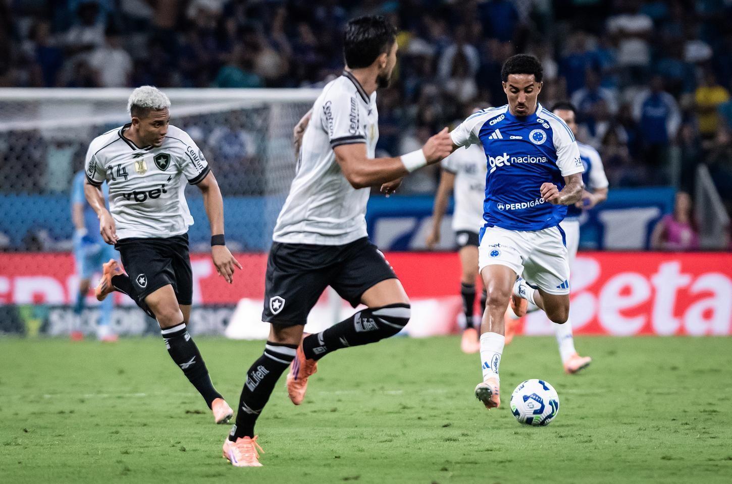 Cruzeiro e Botafogo empatam em jogo emocionante no Mineirão