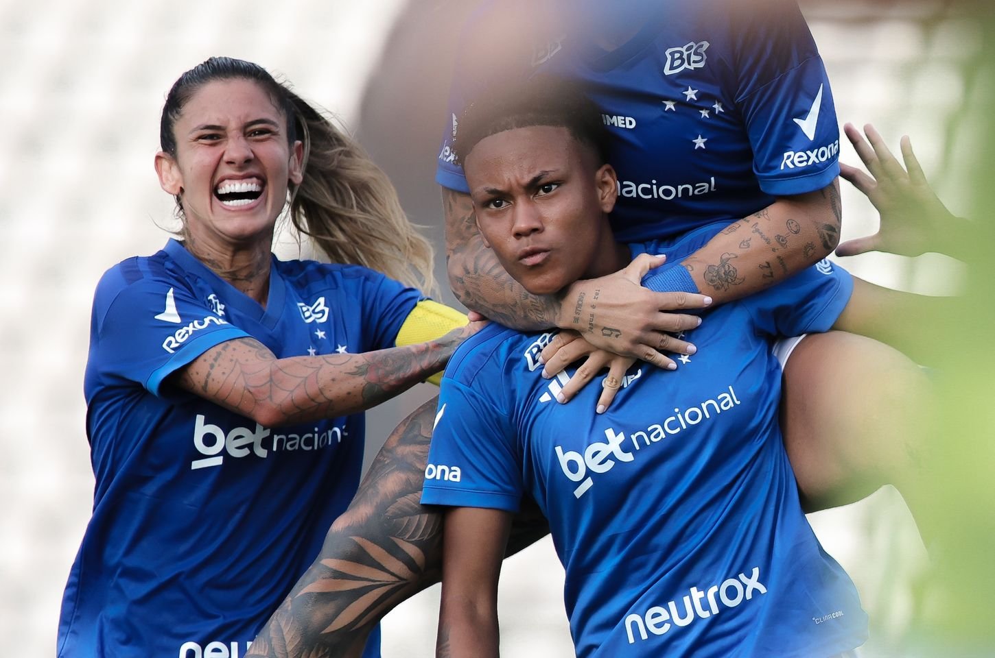Cruzeiro vence Atlético-MG de virada no clássico mineiro feminino