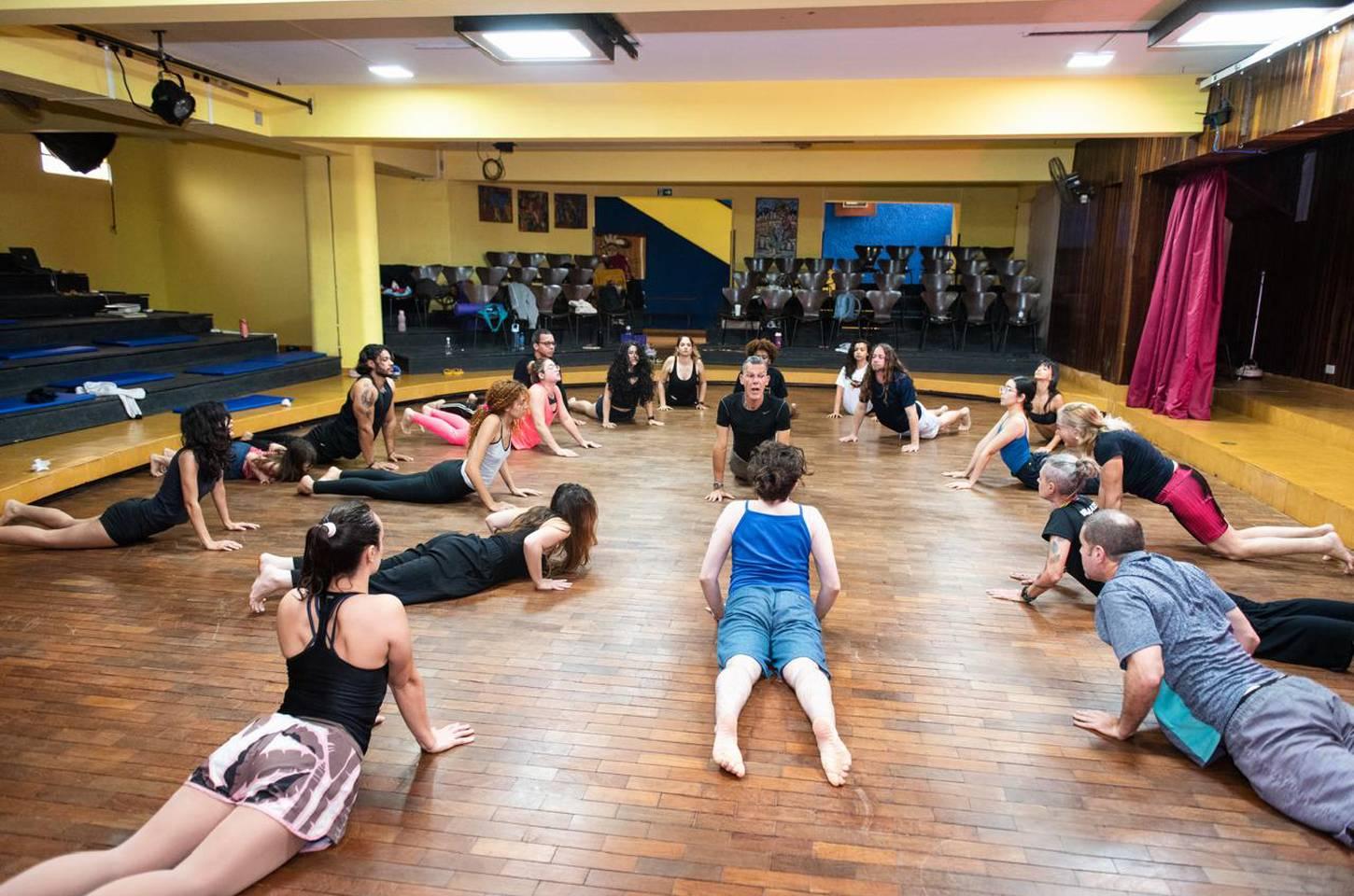 Curso de consciência corporal forma 95 artistas no Teatro Guaíra
