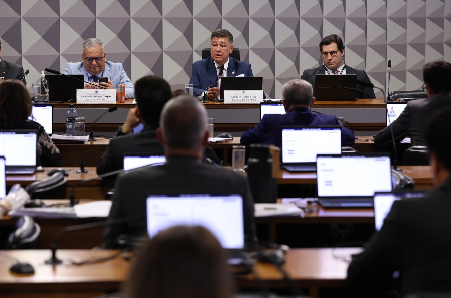 Dados de celular de banqueiro voltam a sistemas da CPMI após exclusão