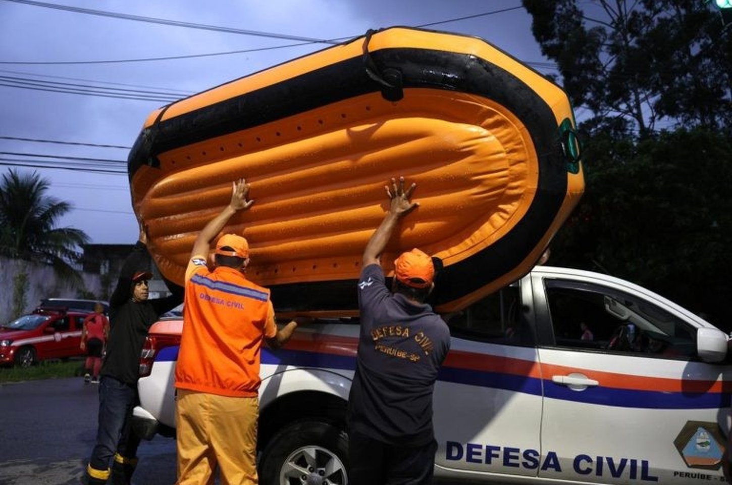 Defesa Civil de SP reforça ações contra chuvas intensas no litoral