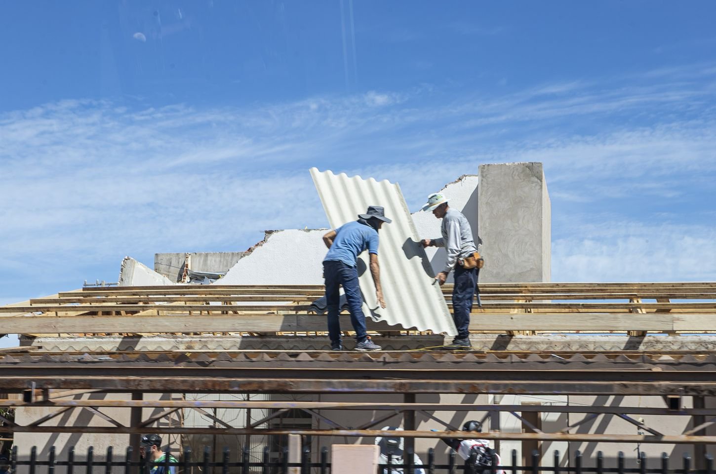 Defesa Civil entrega telhas e coordena reconstrução após tornado