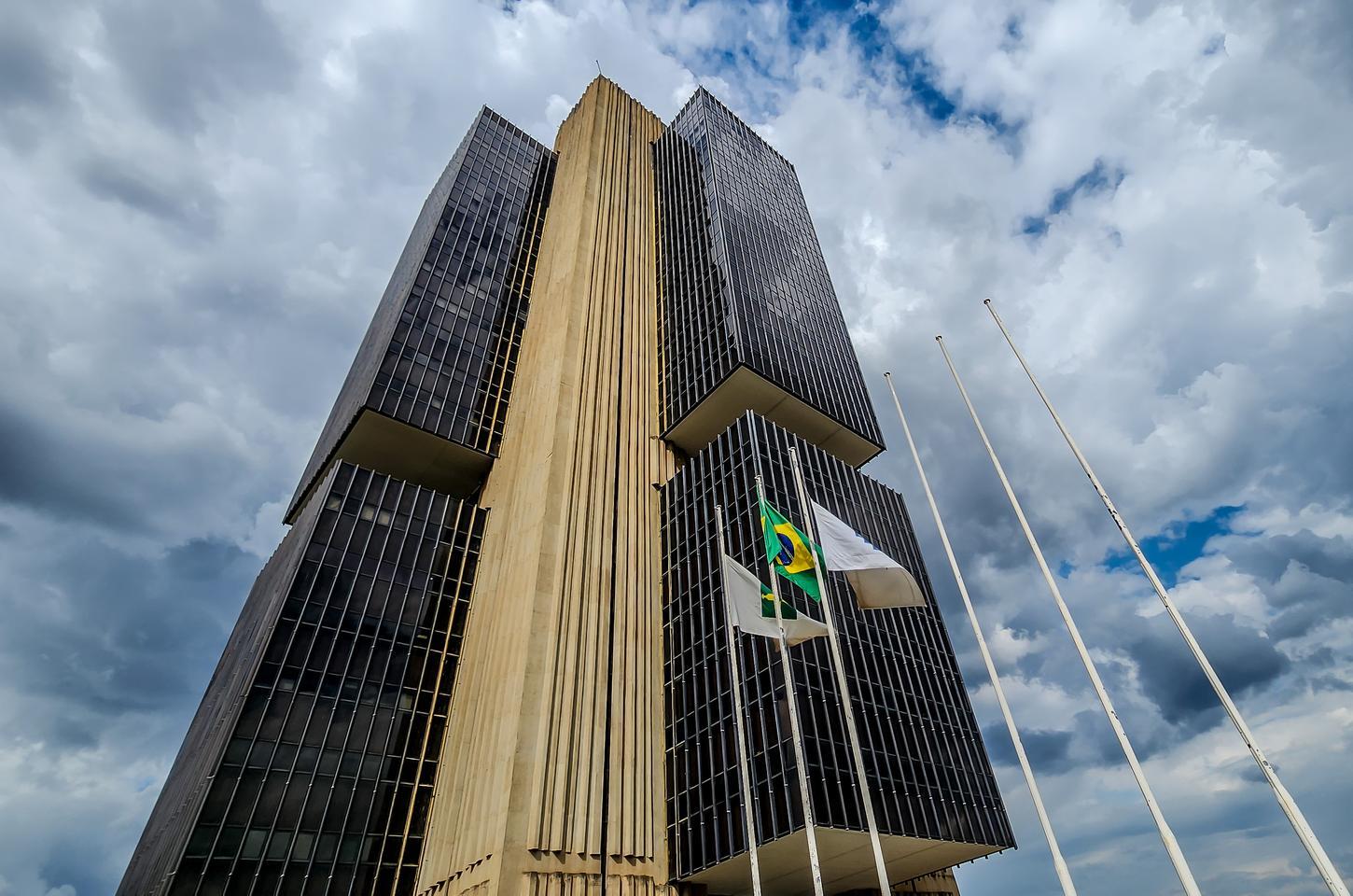 Déficit externo do Brasil cai em janeiro, mas economia desacelera