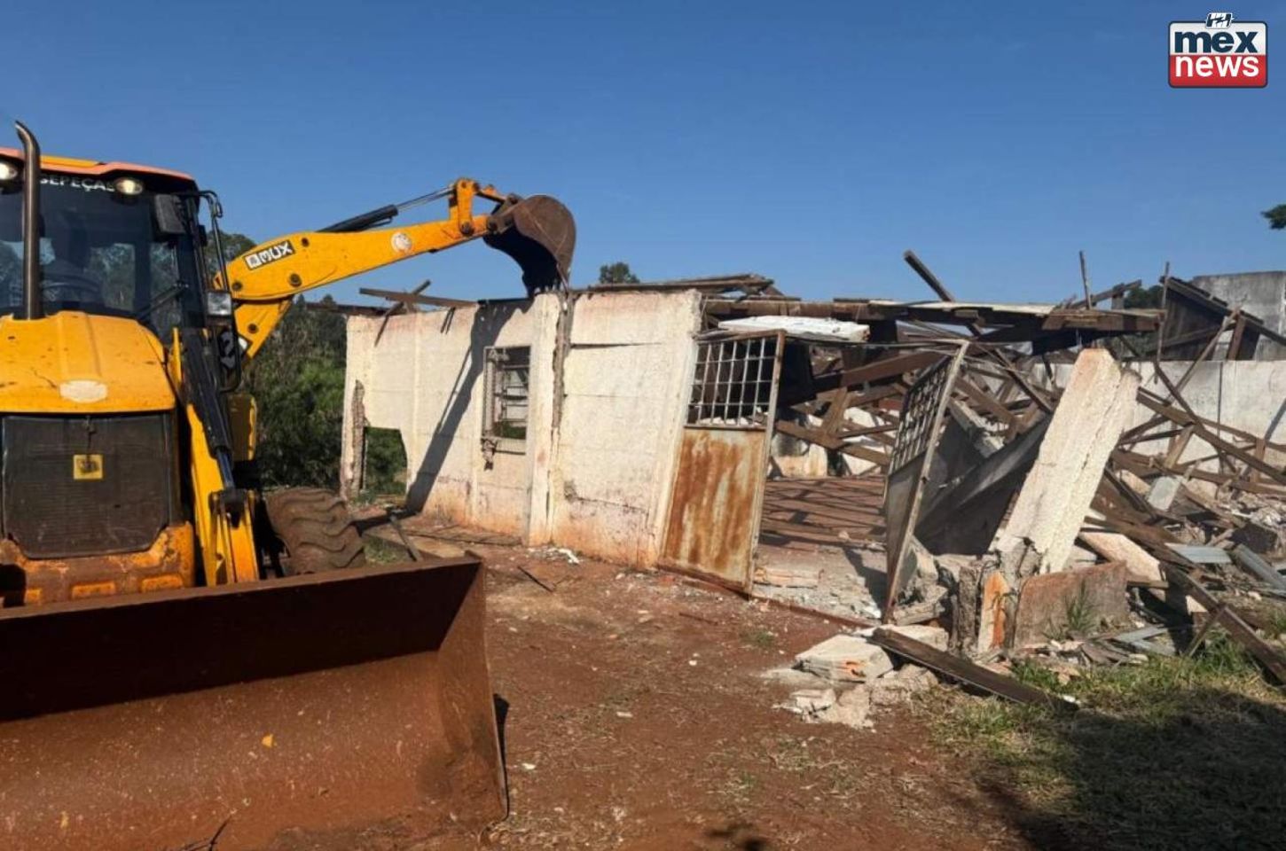 Demolição de ruína aumenta segurança em bairro de Apucarana