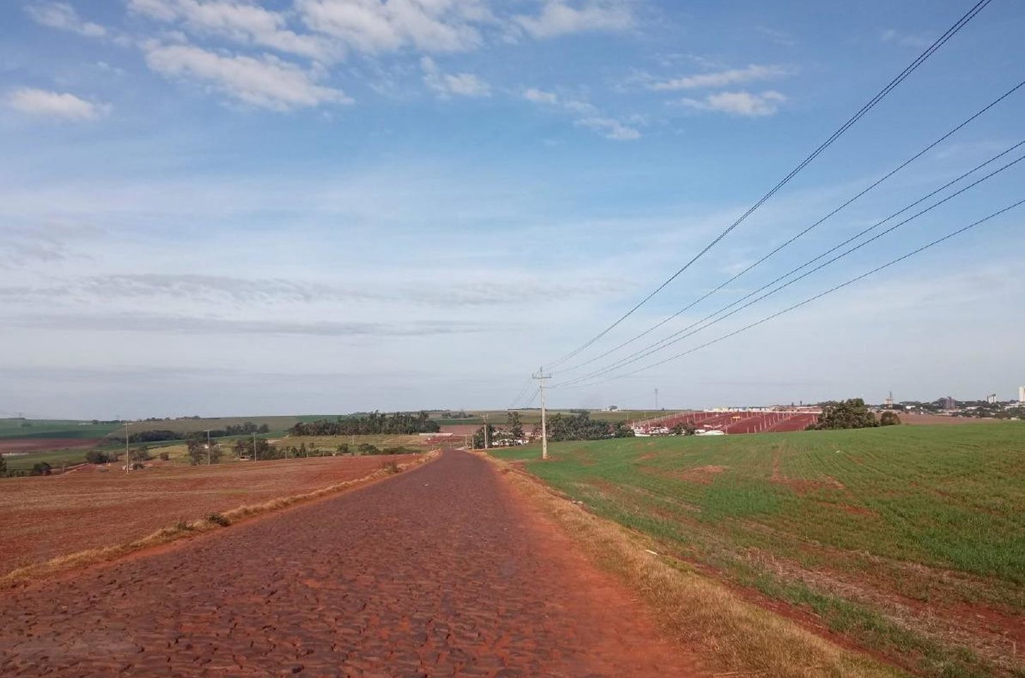 DER/PR doa 21 mil m² de pedras para pavimentação rural em Cafelândia