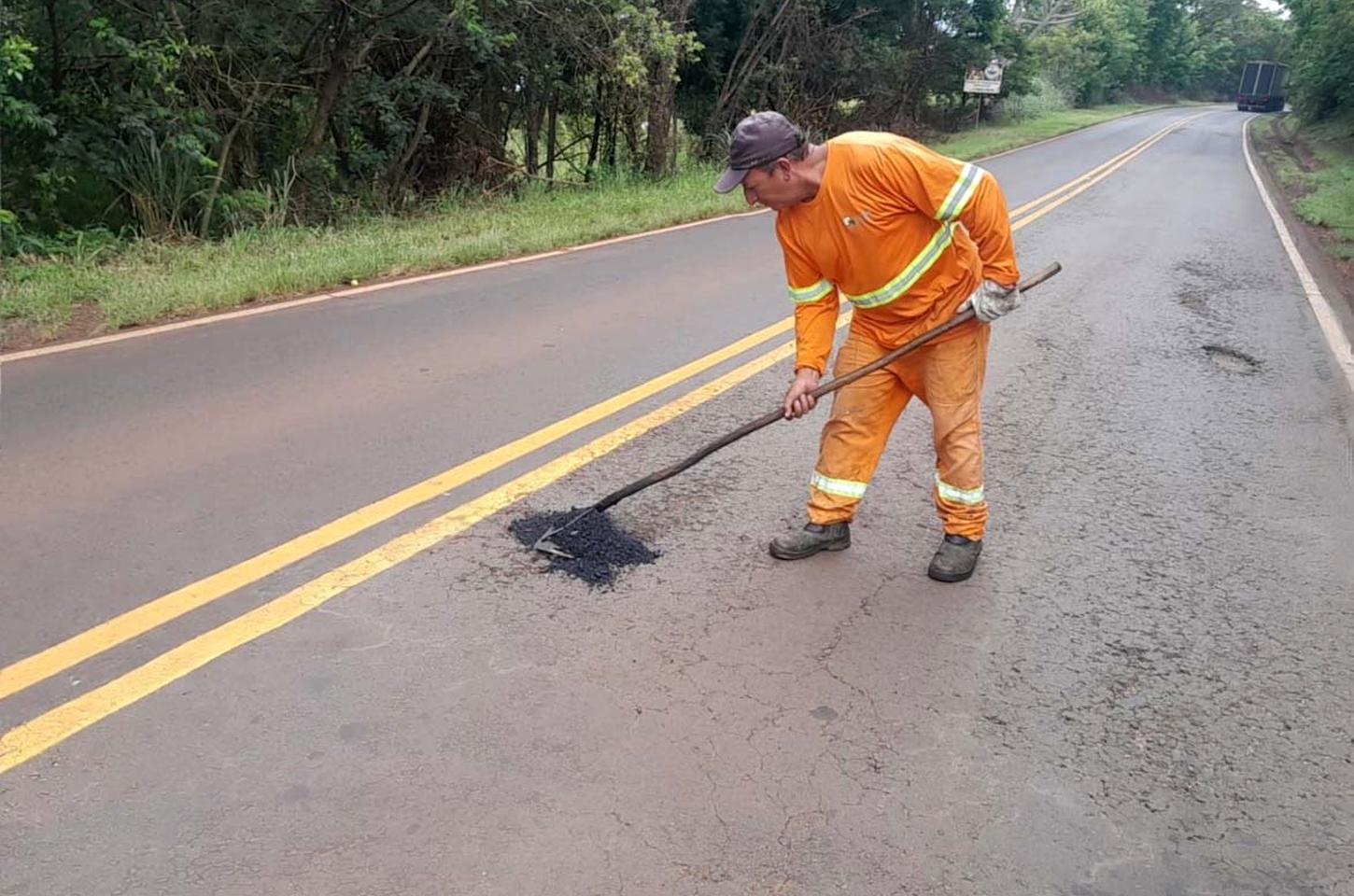 DER/PR inicia conservação da PR-092 no Norte do Paraná