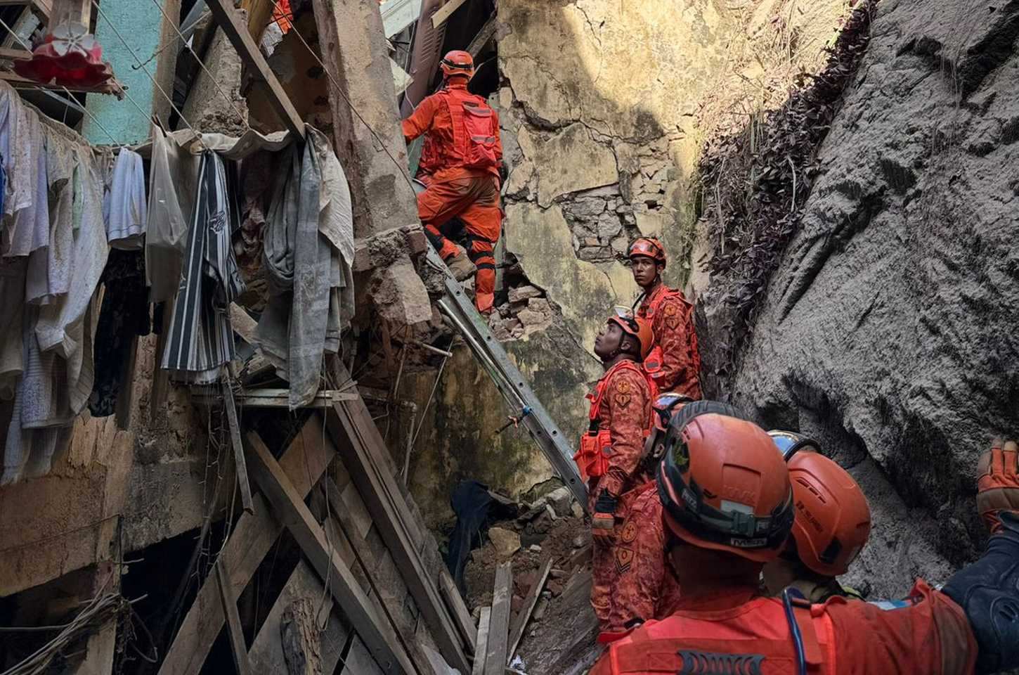 Desabamento no Catete: 17 pessoas resgatadas com vida e nenhum desaparecido