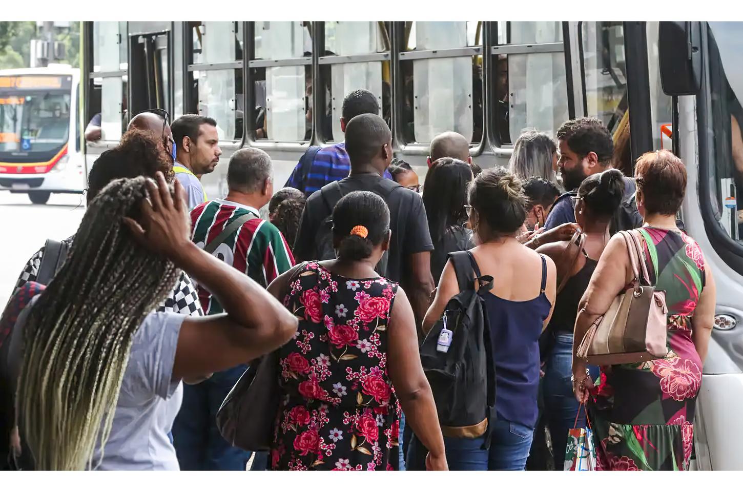 Desemprego de longa duração cai 17,8% no Brasil em 2025