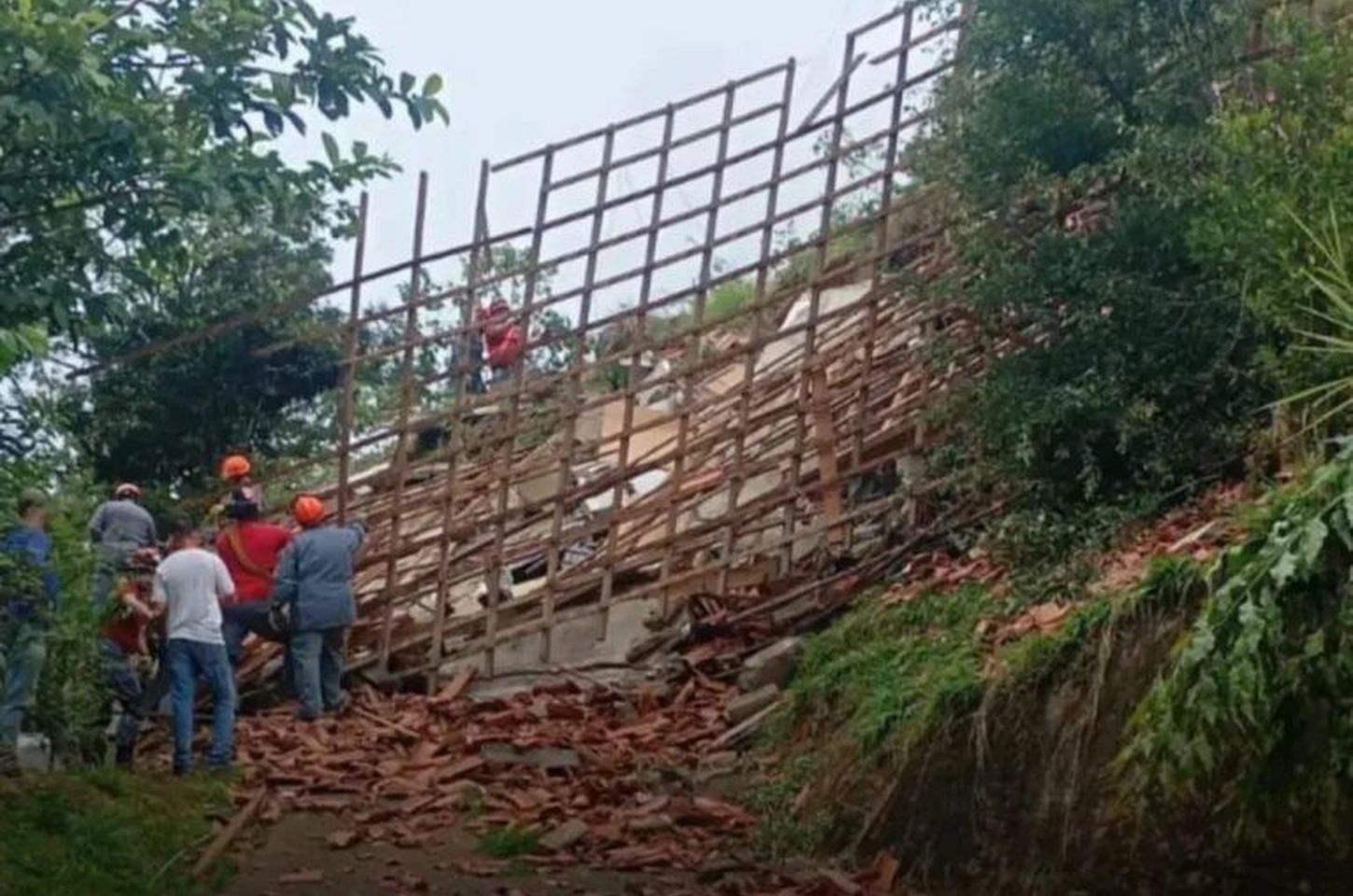 Deslizamentos em Natividade da Serra deixam homem desaparecido