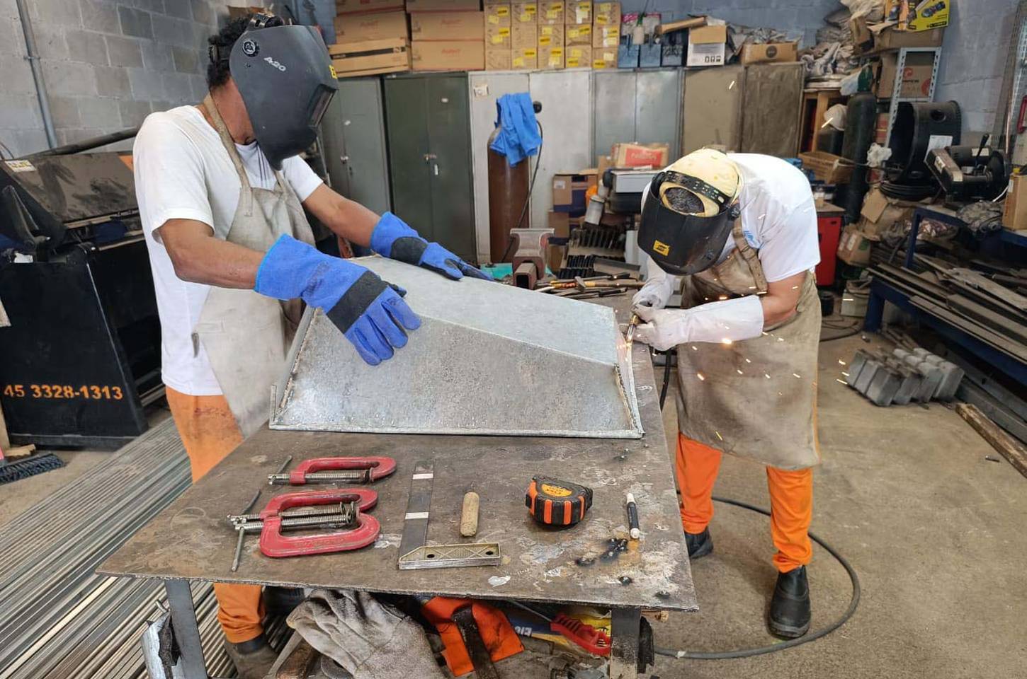 Detentos fabricam carrinhos de mão para ajudar vítimas de tornado no Paraná