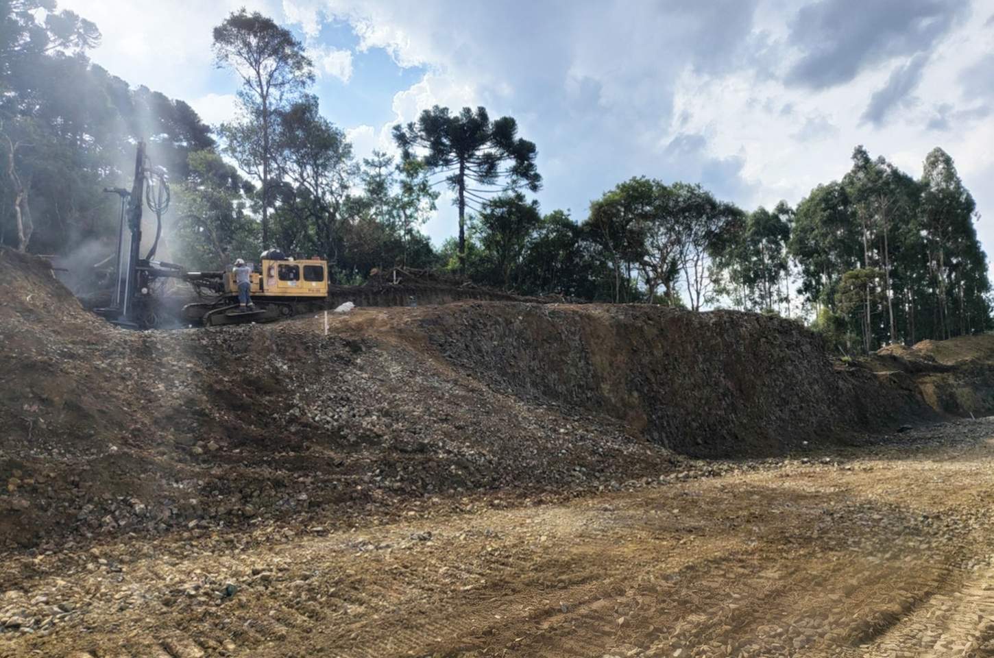 Detonação de rochas interdita tráfego na PRC-466 entre Turvo e Palmeirinha