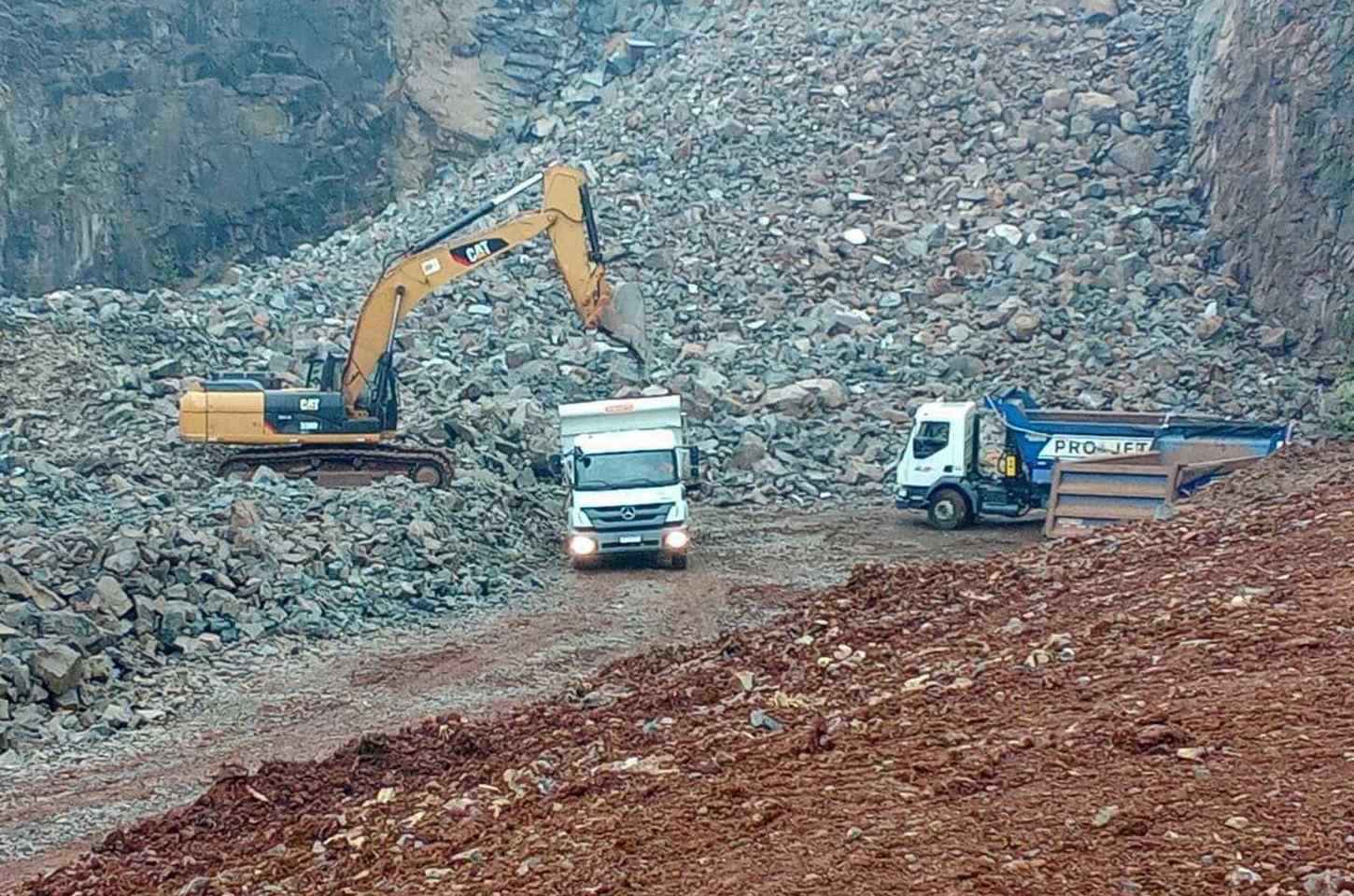 Detonação de rochas interrompe tráfego na PR-445 nesta quinta-feira